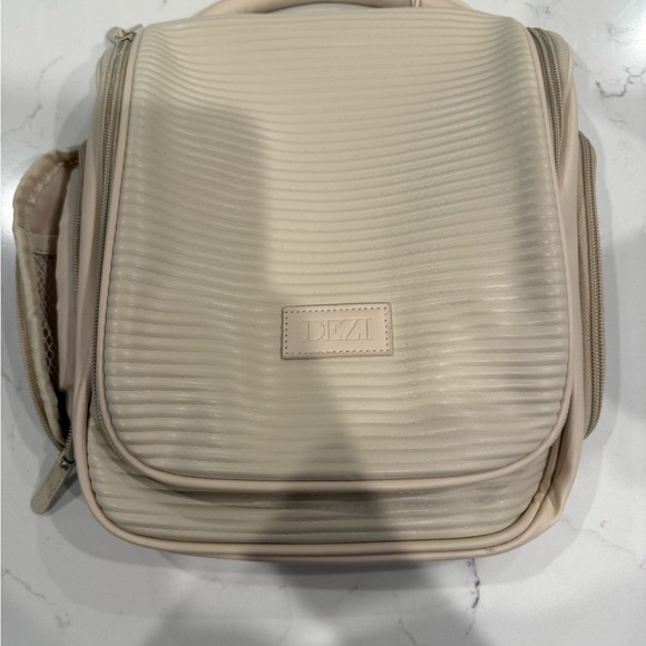 DEZI Cream Toiletry bag - Picture 2 of 3